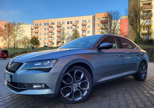 Skoda Superb cena 49900 przebieg: 300000, rok produkcji 2015 z Łasin małe 232